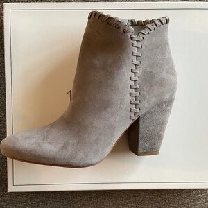 SUEDE GREY BOOTIE